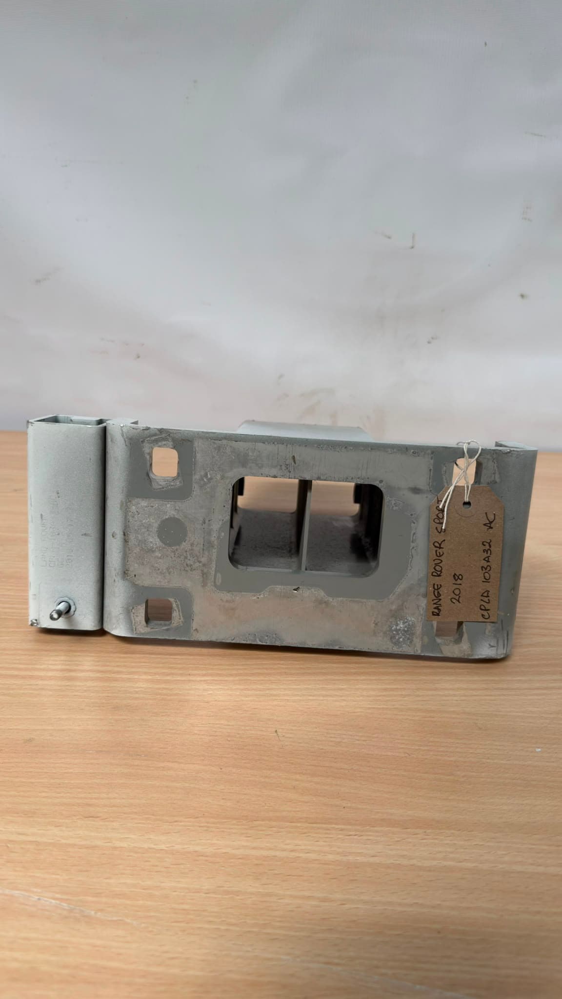 Range Rover Sport L405 15-20 Crash Can Bracket cpla103a32ac