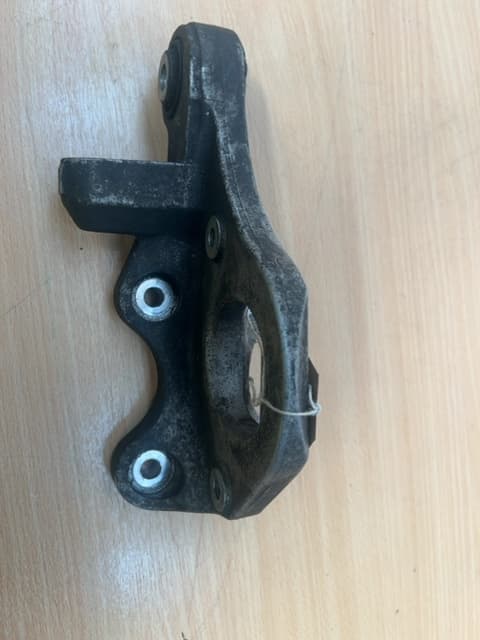 Volvo XC90 2021 Diesel / electricity 173kW Engine mount bracket UTO59279