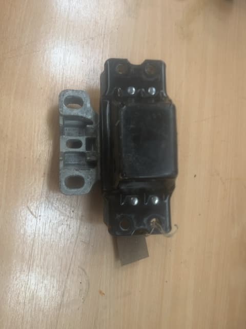 Volkswagen Passat B6 05-10 Engine Mount 3C0199555