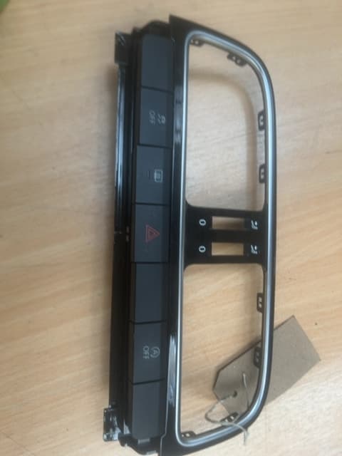 VOLKSWAGEN Polo MK5 2013 Dashboard Air Vent Trim Front Middle W18403
