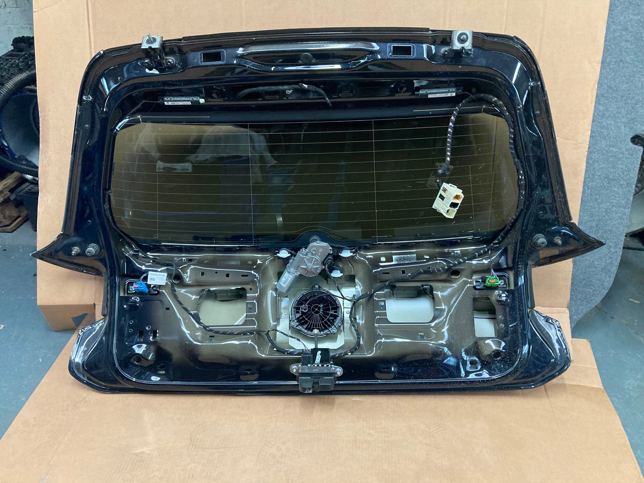 VOLKSWAGEN GOLF R 2021 MK8 REAR DAMAGED TAILGATE COMPLETE PANEL IN BLACK