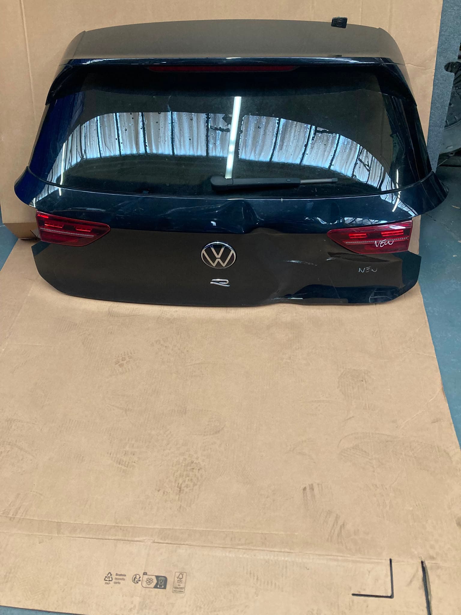 VOLKSWAGEN GOLF R 2021 MK8 REAR DAMAGED TAILGATE COMPLETE PANEL IN BLACK
