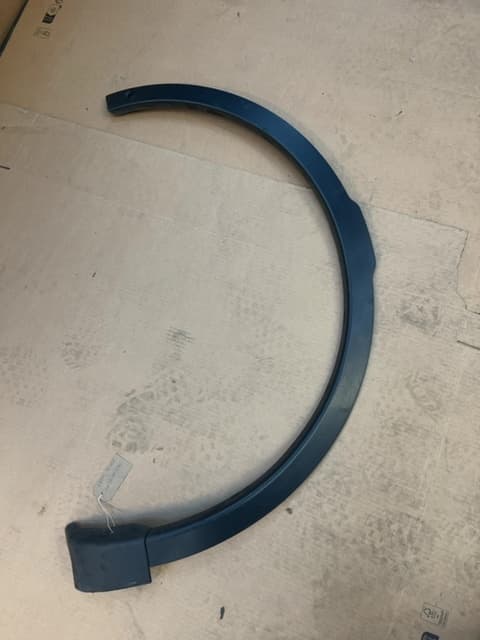 LAND ROVER DISCOVERY WHEEL ARCH TRIM FK7216A075AC (HAS SCRATCHES)