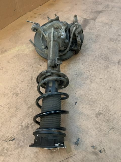 Skoda Superb MK3 R-Line 2016 Front Right Wheel Hub 5Q0407258C